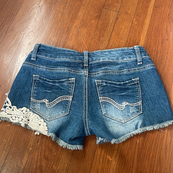 jean shorts, BONGO, size 0 - Picture 2 of 5